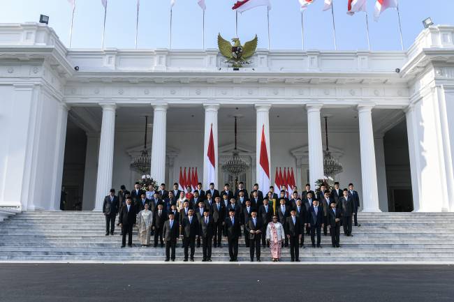 Jajaran Wakil Menteri Kabinet Merah Putih yang baru dilantik berfoto bersama usai pelantikan wakil menteri Kabinet Merah Putih di Istana Merdeka, Jakarta, Senin (21/10/2024). Presiden Prabowo Subianto melantik 56 wakil menteri Kabinet Merah Putih periode 2024-2029. (ANTARA FOTO/Hafidz Mubarak A)
