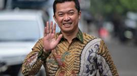 Mantan atlet nasional bulu tangkis Taufik Hidayat menyapa wartawan setibanya di kediaman Presiden Terpilih Prabowo Subianto di Jalan Kertanegara, Jakarta Selatan, Selasa (15/10/2024). (ANTARA FOTO/Fauzan)