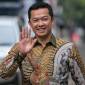 Mantan atlet nasional bulu tangkis Taufik Hidayat menyapa wartawan setibanya di kediaman Presiden Terpilih Prabowo Subianto di Jalan Kertanegara, Jakarta Selatan, Selasa (15/10/2024). (ANTARA FOTO/Fauzan)