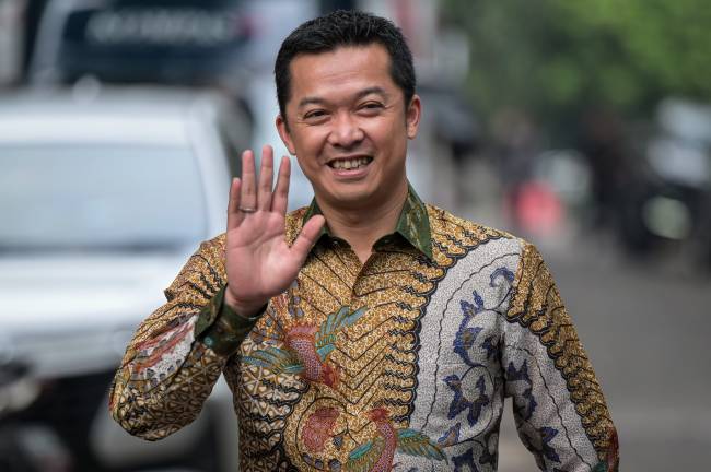 Mantan atlet nasional bulu tangkis Taufik Hidayat menyapa wartawan setibanya di kediaman Presiden Terpilih Prabowo Subianto di Jalan Kertanegara, Jakarta Selatan, Selasa (15/10/2024). (ANTARA FOTO/Fauzan)