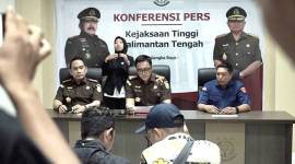 Aspidsus Kejati Kalteng Wahyudi Eko Husodo (tengah) didampingi Asintel Eddy Sumarman dan Kasitud I Wayan Suryawan melakukan konferensi pers terkait dugaan korupsi di Bawaslu Kabupaten Seruyan yang dilaksanakan di Palangka Raya, Kamis (24/10/2024). (ANTARA/Kejati Kalteng)