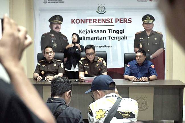 Aspidsus Kejati Kalteng Wahyudi Eko Husodo (tengah) didampingi Asintel Eddy Sumarman dan Kasitud I Wayan Suryawan melakukan konferensi pers terkait dugaan korupsi di Bawaslu Kabupaten Seruyan yang dilaksanakan di Palangka Raya, Kamis (24/10/2024). (ANTARA/Kejati Kalteng)
