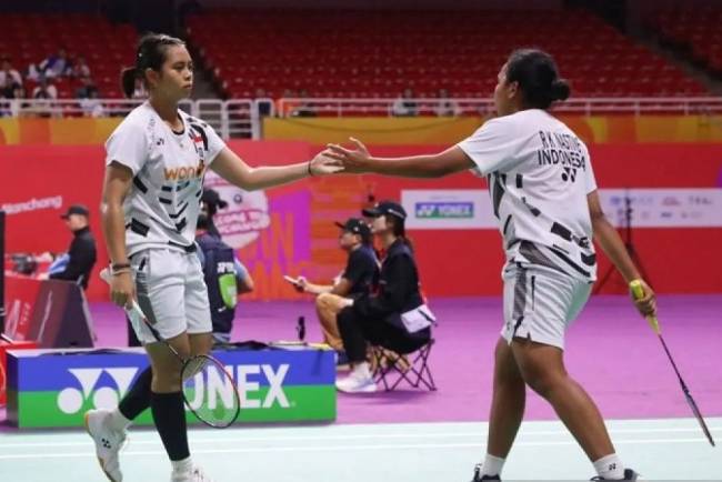 Pasangan ganda putri Indonesia Isyana Syahira Meida/Rinjani Kwinara Nastine melaju ke semifinal Kejuaraan Dunia Junior 2024 sekaligus mengamankan satu medali setelah mengalahkan pasangan tuan rumah Liu Yuan Yuan/Wang Dao melalui dua gim langsung pada pertandingan perempat final yang berlangsung di Nanchang International Sports Center Gymnasium, Jumat, (11/10/2024). (SuarIndonesia/ANTARA/HO-PP PBSI/pri.