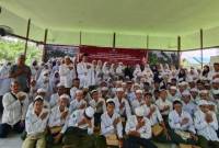 
Komisioner KPU Banjarmasin foto bersama dengan para santri usai menggelar nonton bareng salah satu film nasional sebagai edukasi bagi pemilih pemula saat sosialisasi pilkada di Banjarmasin, Kalimantan Selatan, Selasa (22/10/2024). (ANTARA/HO-KPU Banjarmasin)