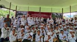
Komisioner KPU Banjarmasin foto bersama dengan para santri usai menggelar nonton bareng salah satu film nasional sebagai edukasi bagi pemilih pemula saat sosialisasi pilkada di Banjarmasin, Kalimantan Selatan, Selasa (22/10/2024). (ANTARA/HO-KPU Banjarmasin)