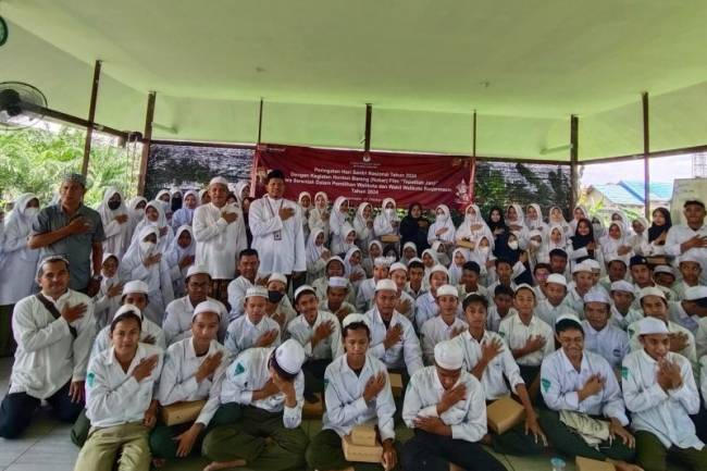
Komisioner KPU Banjarmasin foto bersama dengan para santri usai menggelar nonton bareng salah satu film nasional sebagai edukasi bagi pemilih pemula saat sosialisasi pilkada di Banjarmasin, Kalimantan Selatan, Selasa (22/10/2024). (ANTARA/HO-KPU Banjarmasin)