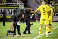 Pelatih Barito Putera Rahmad Darmawan (kedua kiri) memberikan instruksi kepada pemainnya saat melawan Persebaya dalam pertandingan pekan ketiga BRI Liga 1 Indonesia di Stadion GBT Surabaya, Jumat (23/8/2024) lalu. (Dok ANTARA/Rizal Hanafi)