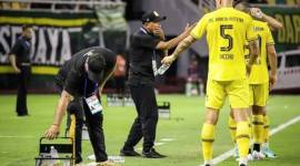 Pelatih Barito Putera Rahmad Darmawan (kedua kiri) memberikan instruksi kepada pemainnya saat melawan Persebaya dalam pertandingan pekan ketiga BRI Liga 1 Indonesia di Stadion GBT Surabaya, Jumat (23/8/2024) lalu. (Dok ANTARA/Rizal Hanafi)