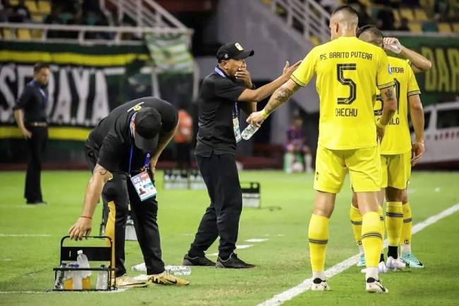 Pelatih Barito Putera Rahmad Darmawan (kedua kiri) memberikan instruksi kepada pemainnya saat melawan Persebaya dalam pertandingan pekan ketiga BRI Liga 1 Indonesia di Stadion GBT Surabaya, Jumat (23/8/2024) lalu. (Dok ANTARA/Rizal Hanafi)