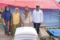 DKP3 Balangan salurkan beras CPP untuk korban kebakaran di Desa Buntu Karau. (SuarIndonesia/Mc.Balangan