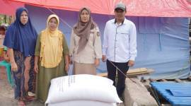 DKP3 Balangan salurkan beras CPP untuk korban kebakaran di Desa Buntu Karau. (SuarIndonesia/Mc.Balangan