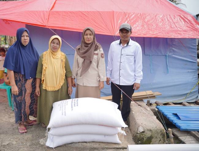 DKP3 Balangan salurkan beras CPP untuk korban kebakaran di Desa Buntu Karau. (SuarIndonesia/Mc.Balangan