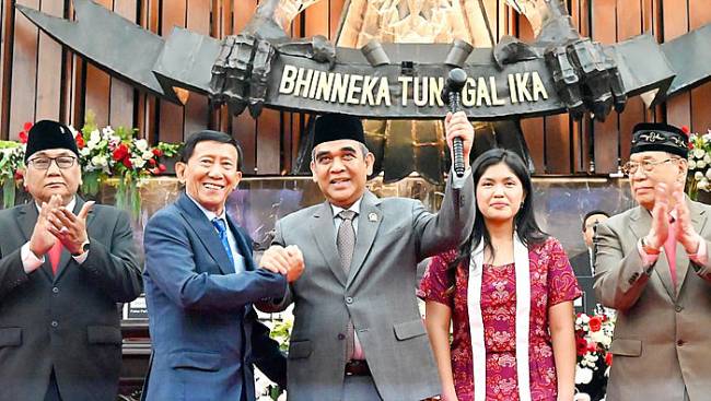
Ahmad Muzani, Sekjen Partai Gerindra resmi dilantik menjadi Ketua MPR RI periode 2024-2029. (Dok. MPR)