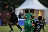 Pesepak bola Kalsel Firman Pedi (kiri) Wahyudin (kedua kiri), Muhammad Yoga Septiawan (kedua kanan), dan Ahmad Yanuari (kanan) berselebrasi usai timnya mengalahkan Jawa Tengah pada final sepak bola CP Peparnas XVII Solo 2024 di Stadion UNS, Solo, Jawa Tengah, Sabtu (12/10/2024) (SuarIndonesia/ANTARA FOTO/Mohammad Ayudha/tom