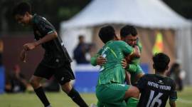 Pesepak bola Kalsel Firman Pedi (kiri) Wahyudin (kedua kiri), Muhammad Yoga Septiawan (kedua kanan), dan Ahmad Yanuari (kanan) berselebrasi usai timnya mengalahkan Jawa Tengah pada final sepak bola CP Peparnas XVII Solo 2024 di Stadion UNS, Solo, Jawa Tengah, Sabtu (12/10/2024) (SuarIndonesia/ANTARA FOTO/Mohammad Ayudha/tom