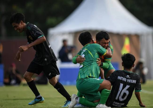 Pesepak bola Kalsel Firman Pedi (kiri) Wahyudin (kedua kiri), Muhammad Yoga Septiawan (kedua kanan), dan Ahmad Yanuari (kanan) berselebrasi usai timnya mengalahkan Jawa Tengah pada final sepak bola CP Peparnas XVII Solo 2024 di Stadion UNS, Solo, Jawa Tengah, Sabtu (12/10/2024) (SuarIndonesia/ANTARA FOTO/Mohammad Ayudha/tom