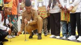 Staf Ahli Bidang Pemerintahan, Hukum dan Politik Provinsi Kalimantan Selatan Adi Santoso mencoba permainan tradisional balogo pada Pekan Kebudayaan Banua di Banjarbaru, Senin (21/10/2024). (ANTARA/HO-Pemprov Kalsel)