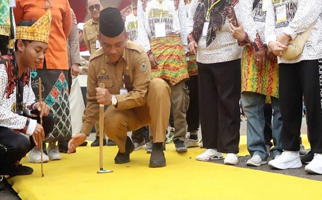Staf Ahli Bidang Pemerintahan, Hukum dan Politik Provinsi Kalimantan Selatan Adi Santoso mencoba permainan tradisional balogo pada Pekan Kebudayaan Banua di Banjarbaru, Senin (21/10/2024). (ANTARA/HO-Pemprov Kalsel)