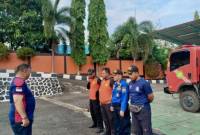 Petugas persiapan menuju lokasi pencarian korban hilang yang diterkam buaya di Kabupaten Kotabaru, Kalimantan Selatan, Minggu (20/10/2024). (ANTARA/HO-Damkar Kotabaru)
