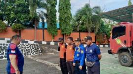 Petugas persiapan menuju lokasi pencarian korban hilang yang diterkam buaya di Kabupaten Kotabaru, Kalimantan Selatan, Minggu (20/10/2024). (ANTARA/HO-Damkar Kotabaru)
