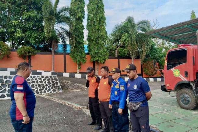 Petugas persiapan menuju lokasi pencarian korban hilang yang diterkam buaya di Kabupaten Kotabaru, Kalimantan Selatan, Minggu (20/10/2024). (ANTARA/HO-Damkar Kotabaru)
