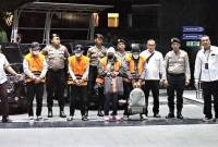 Empat orang yang terjaring OTT termasuk Kepala Dinas PUPR Pemprov Kalsel tiba di Gedung Merah Putih KPK, Jakarta, Senin (7/10/2024) malam. (CNNIndonesia/Ryan Hadi Suhendra)