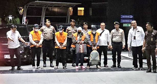 Empat orang yang terjaring OTT termasuk Kepala Dinas PUPR Pemprov Kalsel tiba di Gedung Merah Putih KPK, Jakarta, Senin (7/10/2024) malam. (CNNIndonesia/Ryan Hadi Suhendra)