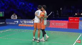 Fajar Alfian/Muhammad Rian Ardianto meraih tiket semifinal Denmark Open 2024 setelah menggebuk pasangan Inggris Ben Lane/Sean Vendy dua set langsung 21-15, dan 21-19. (Screenshot: @BWF TV))
