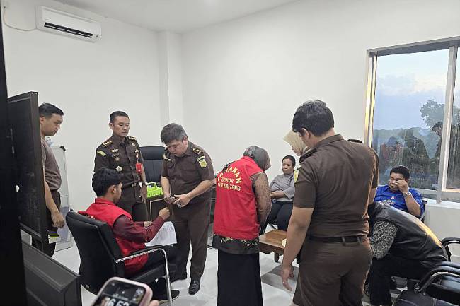 
Tiga pegawai Bawaslu Seruyan ditahan Penyidik Kejati Kalteng usai dilakukan pemeriksaan selama enam jam di kantor Kejati setempat, Senin (28/10/2024). (ANTARA/Dokumentasi Pribadi)