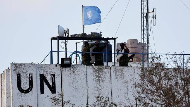 Sejumlah pasukan penjaga perdamaian Sri Lanka dilaporkan terluka dalam serangan Israel lainnya yang menargetkan markas besar pasukan penjaga perdamaian PBB di Lebanon (UNIFIL), pada Jumat (11/10) pagi waktu setempat. (REUTERS/Thaier Al-Sudani)