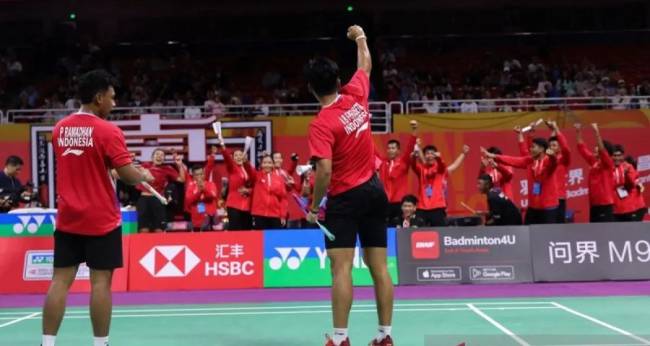 Ganda putra Indonesia Anselmus Breagit Fredy Prasetya/Pulung Ramadhan setelah menang dari ganda putra Jepang Kenta Matsukawa/Yuto Nakashizu dalam Kejuaraan Dunia Junior Beregu Piala Suhandinata 2024 di Nanchang International Sports Center, China, Sabtu (5/10/2024). (SuarIndonesia/ANTARA/HO-PBSI/pri