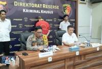 
Kabid Humas Polda Kalteng, Kombes Pol Erlan Munaji (kiri) bersama Direktur Reskrimsus Polda Kalteng, AKBP Rimsyahtono (kanan), pada saat menggelar konferensi press di Polda Kalteng, Rabu (30/10/2024). (ANTARA/Adi Wibowo)
