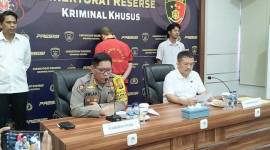
Kabid Humas Polda Kalteng, Kombes Pol Erlan Munaji (kiri) bersama Direktur Reskrimsus Polda Kalteng, AKBP Rimsyahtono (kanan), pada saat menggelar konferensi press di Polda Kalteng, Rabu (30/10/2024). (ANTARA/Adi Wibowo)

