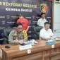 
Kabid Humas Polda Kalteng, Kombes Pol Erlan Munaji (kiri) bersama Direktur Reskrimsus Polda Kalteng, AKBP Rimsyahtono (kanan), pada saat menggelar konferensi press di Polda Kalteng, Rabu (30/10/2024). (ANTARA/Adi Wibowo)
