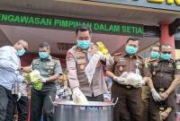 Kapolda Kalteng Irjen Pol Djoko Poerwanto memusnahkan sabu milik tersangka W yang ditangkap Polres Lamandau dengan cara dilarutkan di air panas saat melaksanakan perss rilis di Mapolda Kalteng, Selasa (15/10/2024). (ANTARA/Adi Wibowo)