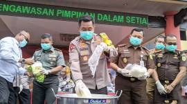 Kapolda Kalteng Irjen Pol Djoko Poerwanto memusnahkan sabu milik tersangka W yang ditangkap Polres Lamandau dengan cara dilarutkan di air panas saat melaksanakan perss rilis di Mapolda Kalteng, Selasa (15/10/2024). (ANTARA/Adi Wibowo)