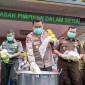 Kapolda Kalteng Irjen Pol Djoko Poerwanto memusnahkan sabu milik tersangka W yang ditangkap Polres Lamandau dengan cara dilarutkan di air panas saat melaksanakan perss rilis di Mapolda Kalteng, Selasa (15/10/2024). (ANTARA/Adi Wibowo)