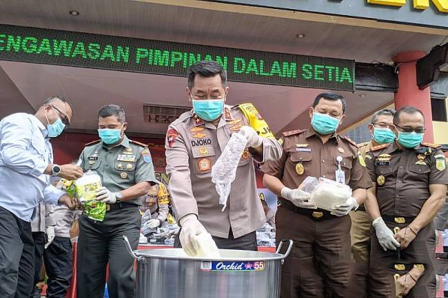 Kapolda Kalteng Irjen Pol Djoko Poerwanto memusnahkan sabu milik tersangka W yang ditangkap Polres Lamandau dengan cara dilarutkan di air panas saat melaksanakan perss rilis di Mapolda Kalteng, Selasa (15/10/2024). (ANTARA/Adi Wibowo)