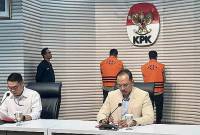 KPK menahan dua orang tersangka dalam kasus dugaan korupsi pengadaan APD di Kemenkes dengan sumber dana dari Dana Siap Pakai (DSP) BNPB tahun 2020. (CNNIndonesia/RyanHadi)