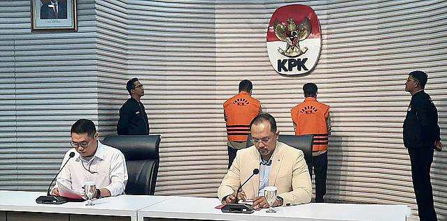 KPK menahan dua orang tersangka dalam kasus dugaan korupsi pengadaan APD di Kemenkes dengan sumber dana dari Dana Siap Pakai (DSP) BNPB tahun 2020. (CNNIndonesia/RyanHadi)