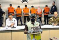 Enam tersangka kasus suap dan gratifikasi yang menyeret Gubernur Kalsel Sahbirin Noor. (CNNIndonesia/Ryan Hadi Suhendra)