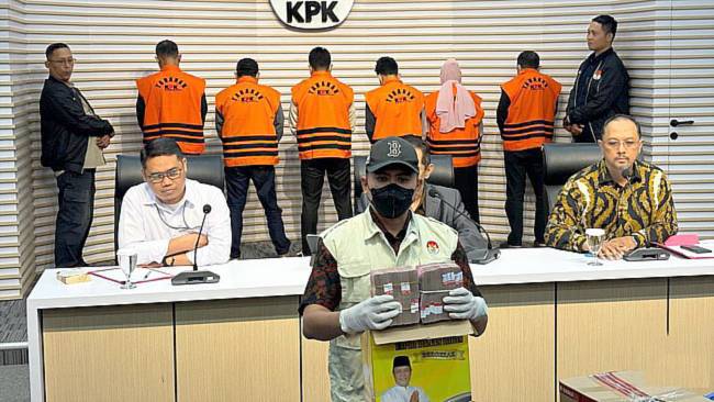 Enam tersangka kasus suap dan gratifikasi yang menyeret Gubernur Kalsel Sahbirin Noor. (CNNIndonesia/Ryan Hadi Suhendra)