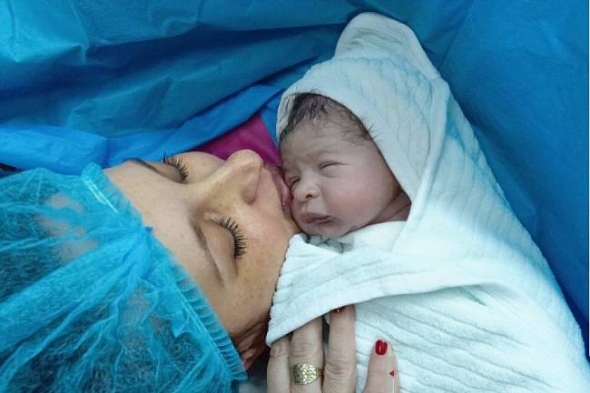 Foto Ilustrasi -- Seorang ibu setelah melahirkan melalui proses sesar. (Shutterstock)