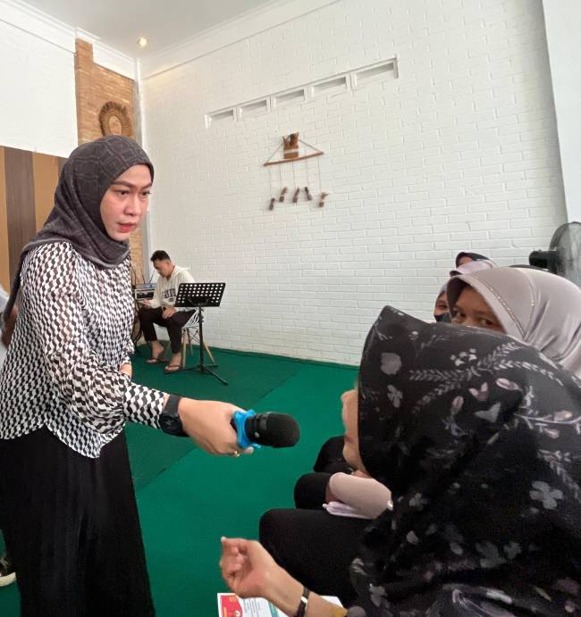 Calon Wali Kota Banjarbaru, Hj. Erna Lisa Halaby, serap aspirasi warga, Selasa (29/10/2024) (ist)