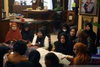 Keluarga membaca ayat suci Al Quran disamping jenazah Marissa Haque di rumah duka kawasan Ciputat, Tangerang Selatan, Banten, Rabu (2/10/2024). (SuarIndonesia/ ANTARA FOTO/Muhammad Iqbal/wpa/am