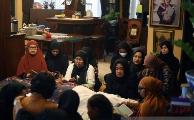 Keluarga membaca ayat suci Al Quran disamping jenazah Marissa Haque di rumah duka kawasan Ciputat, Tangerang Selatan, Banten, Rabu (2/10/2024). (SuarIndonesia/ ANTARA FOTO/Muhammad Iqbal/wpa/am