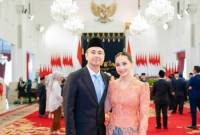 Raffi Ahmad dilantik jadi Utusan Khusus Presiden didampingi oleh sang istri tercinta, Nagita Slavina. Dibantu oleh fashion stylist @wanda_haraa, Nagita Slavina berhasil menampilkan pesona elegan khas ibu pejabat dengan kebaya modern lengan panjang. (Instagram/@raffinagita1717)
