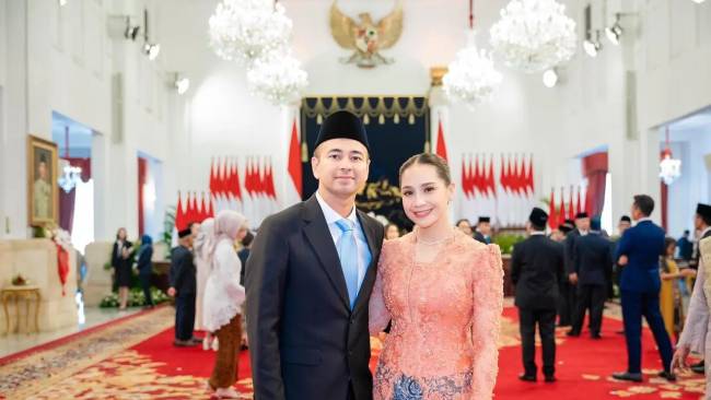 Raffi Ahmad dilantik jadi Utusan Khusus Presiden didampingi oleh sang istri tercinta, Nagita Slavina. Dibantu oleh fashion stylist @wanda_haraa, Nagita Slavina berhasil menampilkan pesona elegan khas ibu pejabat dengan kebaya modern lengan panjang. (Instagram/@raffinagita1717)