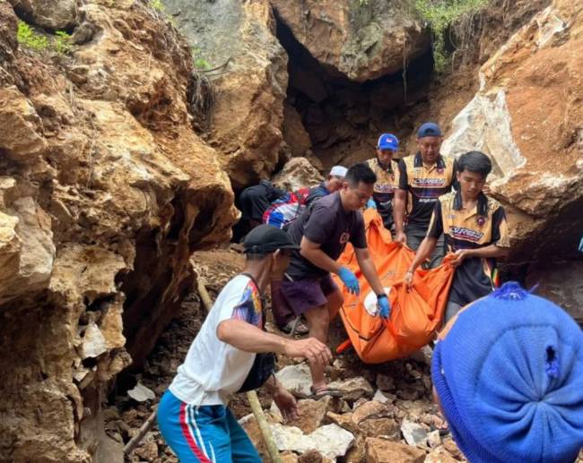 Seorang pekerja pemecah batu bernama Wardi (61) teeas akibat terjepit di  Gunung Naringgit Desa Pangelak RT03 Kecamatan Upau, Kabupaten Tabalong, Provinsi Kalimantan Selatan (Kalsel), Sabtu (5/10/2024) (SuarIndonesia/Ist)