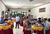 Narasumber (berdiri) saat memberikan materi dalam pelatihan pemandu wisata di Desa Wonosari, kawasan IKN. (Antara/ HO Humas OIKN)